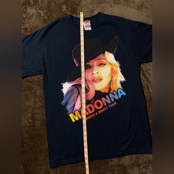 Vintage 2008 Madonna sticky and sweet tour graphic shirt - Picture 9 of 10